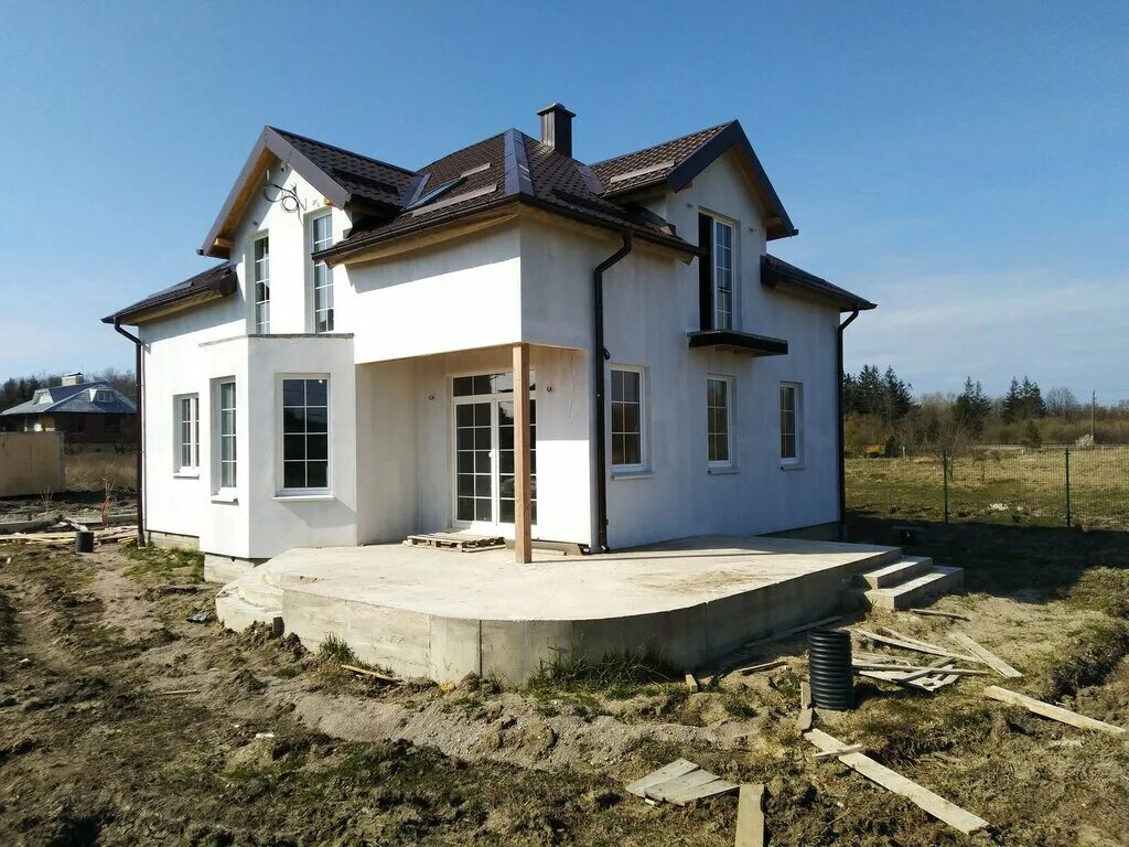 дом в калининграде ключ. щитовой домик калининград. дом гудовича зеленоградск. шикарный дом из пеноблоков. дом из бруса с зеленой крышей.