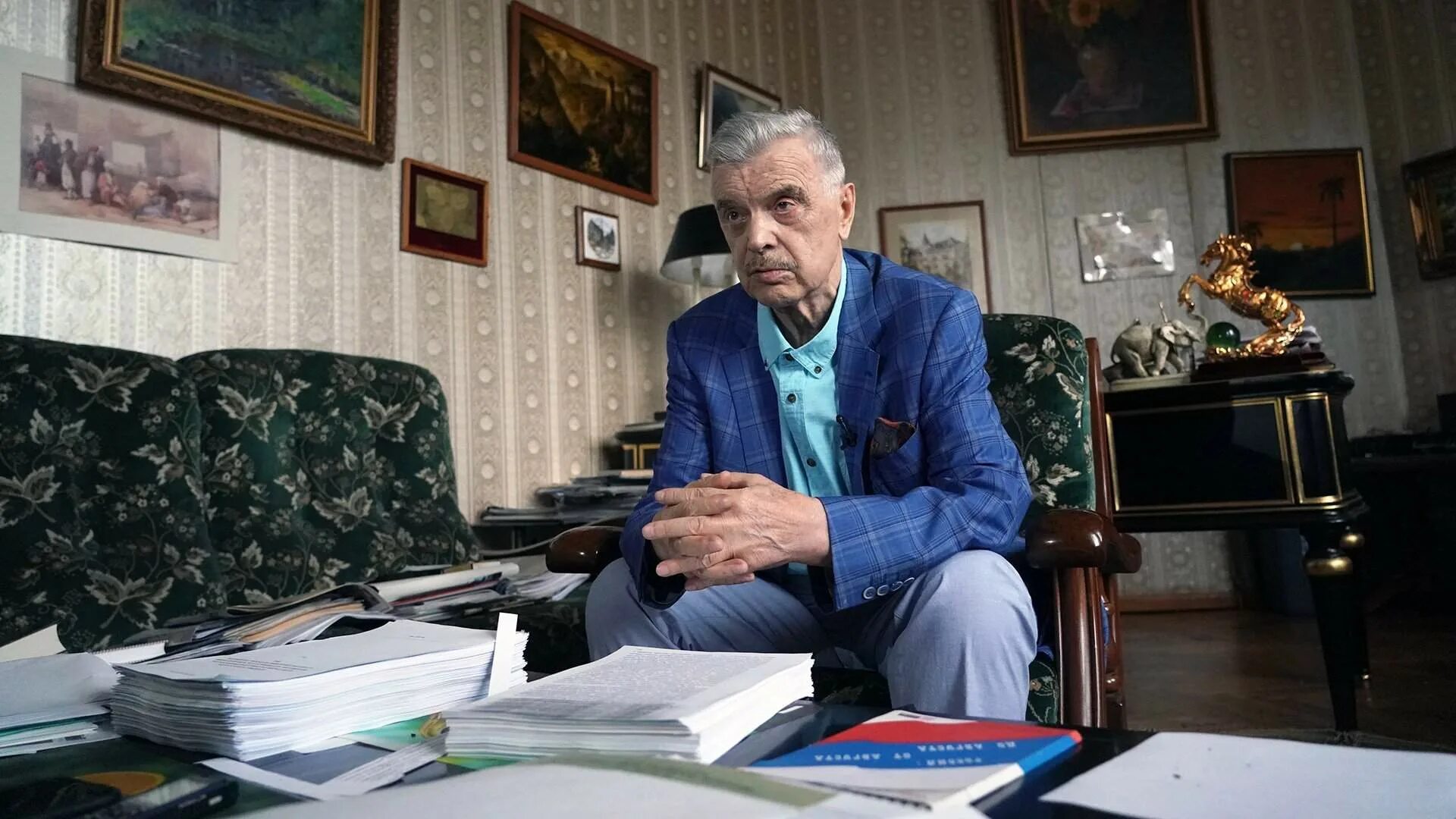 Автором воспоминания является хасбулатов. Хасбулатов 1993. руцкой и хасбулатов.