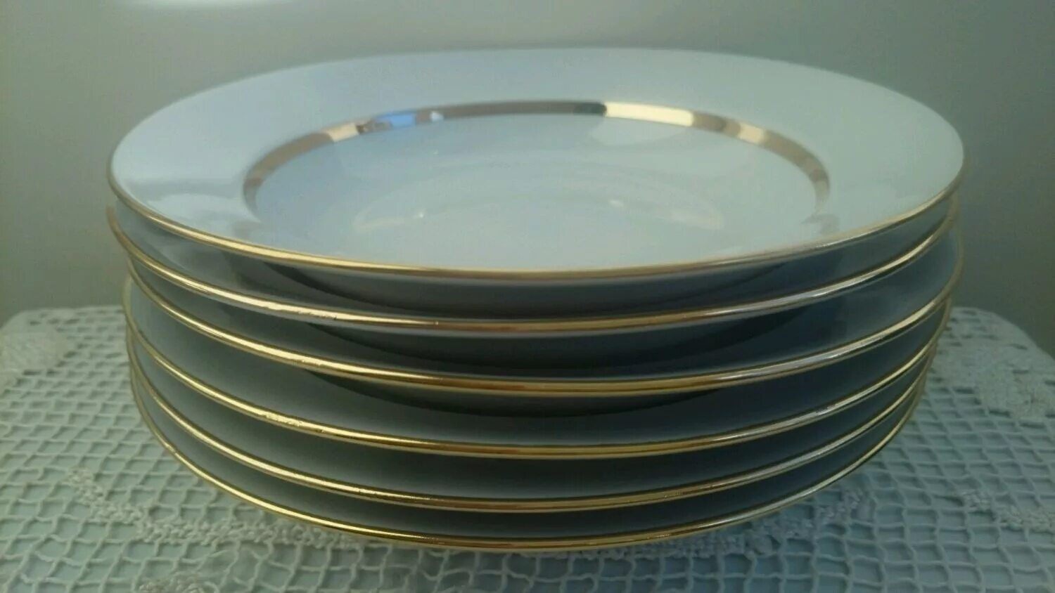 Можно металлическую посуду в микроволновку. Металлическая посуда в микроволновке. Посуда металлические вставки. Тарелка железная Советская. Полированная тарелка металлическая.