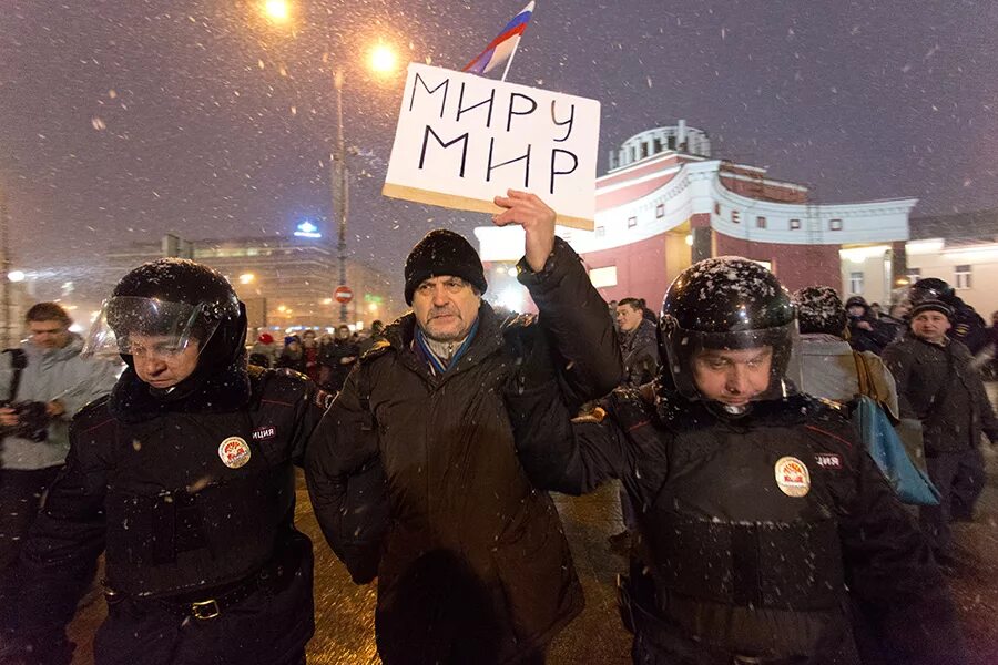 арестовали за плакат. автозак акция протеста reuters. девушка на митинге. пикет полиции. миру мир задержания.