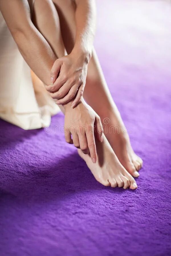 Почему нога фиолетовая. Депиляция ног. Ноги женщин. Фиолетовые ноги. Депиляция фиолетовый.