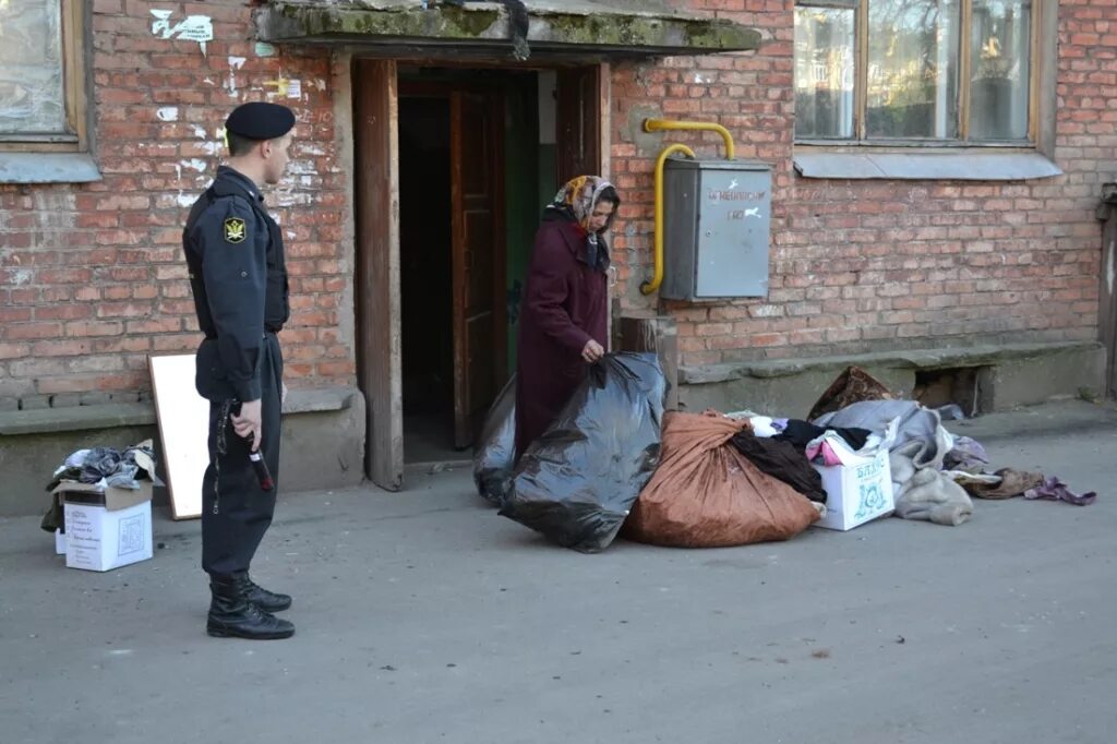 Выселение из социального жилого помещения. Выселение из квартиры. Выселяют из жилья. Выселяют из дома. Выселении квартир.