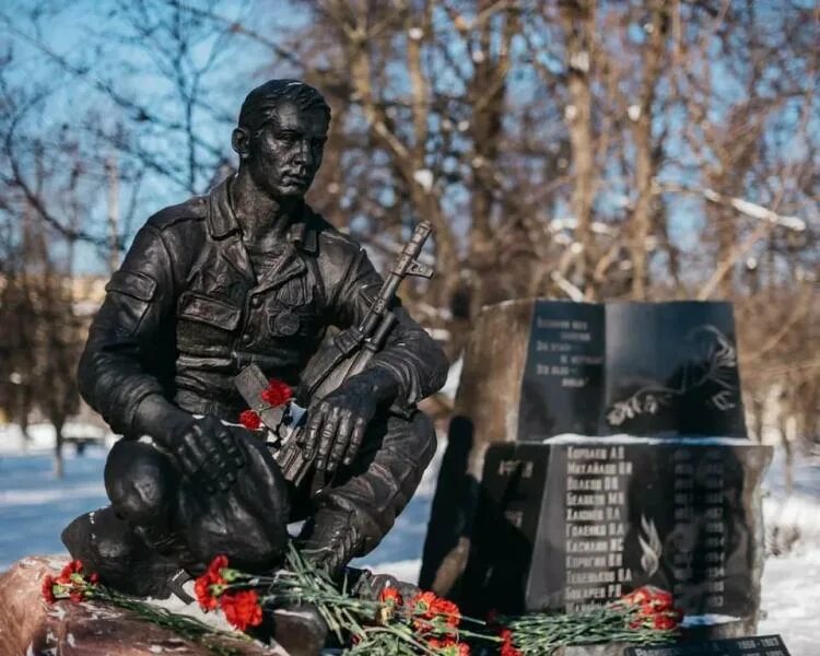 Афганистан память погибшим. Памятник воинам интернационалистам афганцам и Чечни. Мемориал воинам-интернационалистам Братск. Памятник воинам погибшим в Афганистане и Чечне.