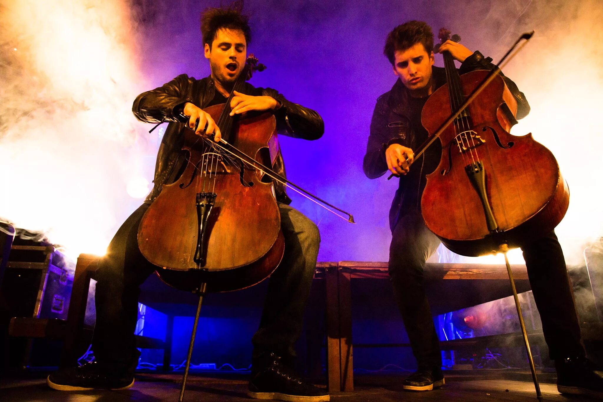 Дуэт виолончелистов. 2cellos. Группа 2cellos. Хорватский дуэт виолончелистов Луки Шулича и Степана Хаусерa.. 2cellos - Celloverse.