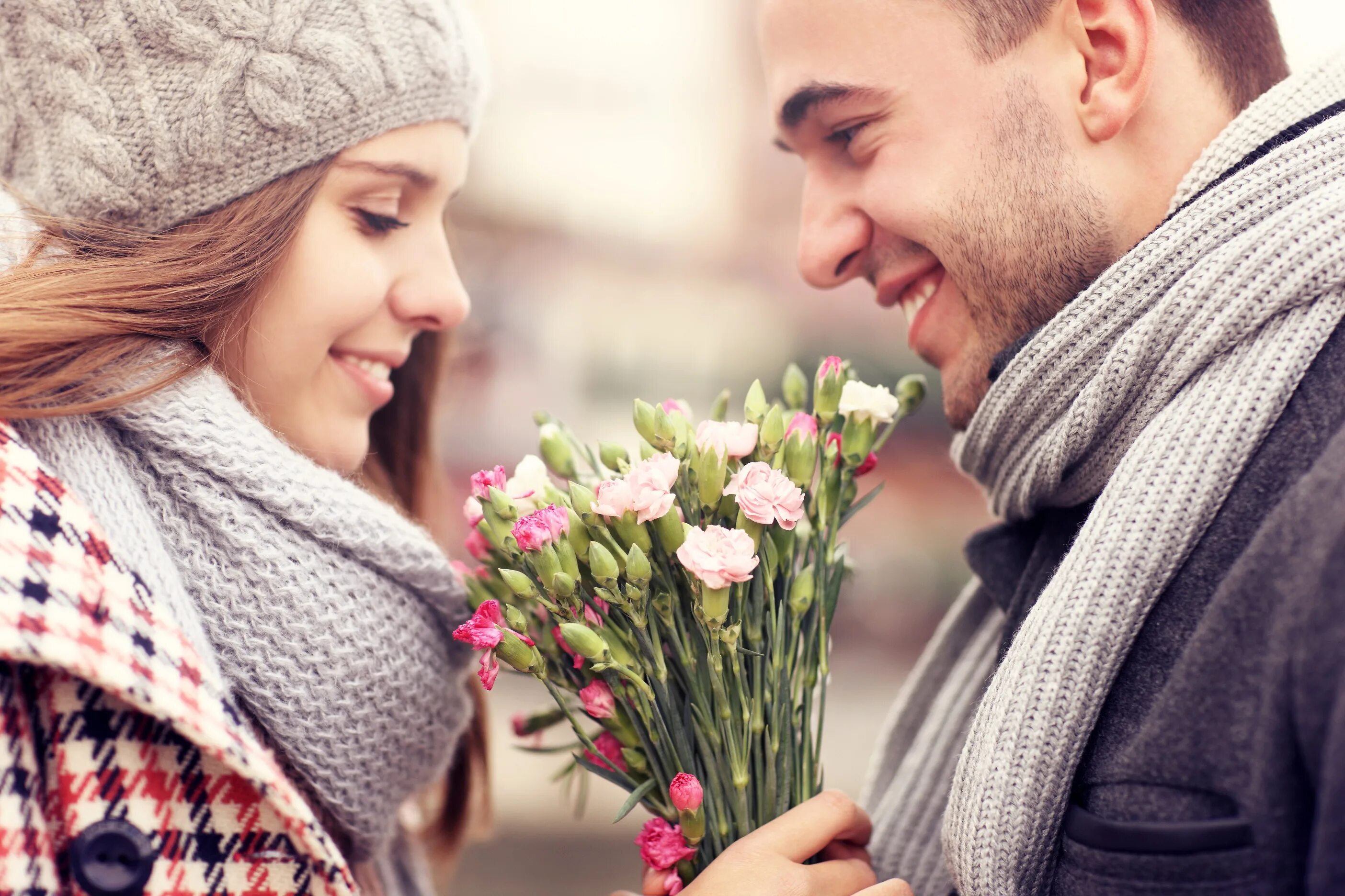 Романтика 8. Парень дарит девушке цветы. Девушке дарят цветы. Мужчина дарит цветы женщине. Мужчина и женщина цветы.