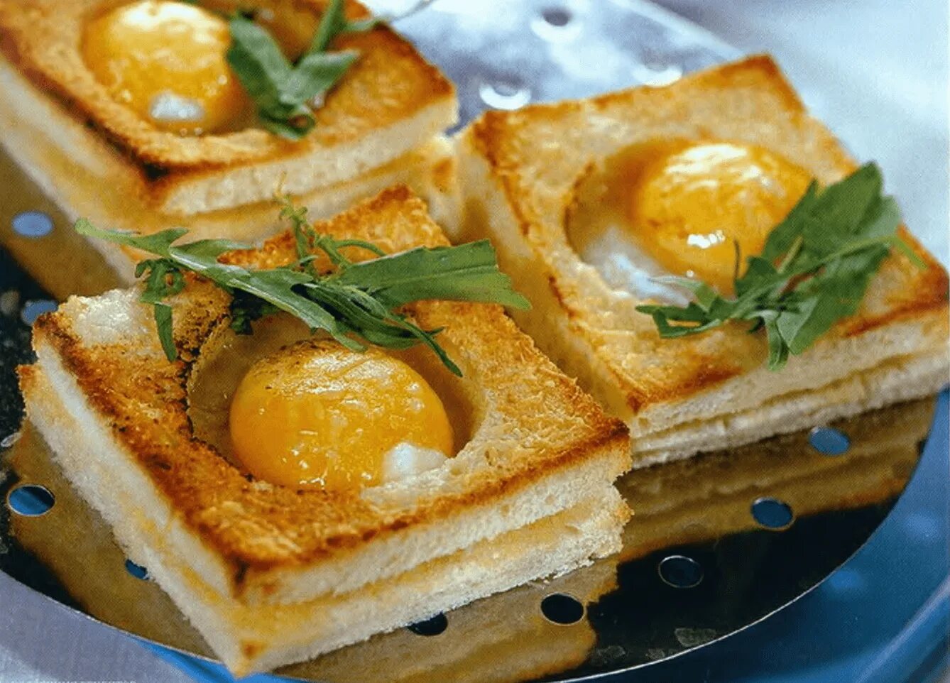 Хлеб с яйцом в духовке. Бутерброд с яйцом. Бутерброд с жареным яйцом. Бутерброды из яиц. Горячие бутерброды с яйцом.