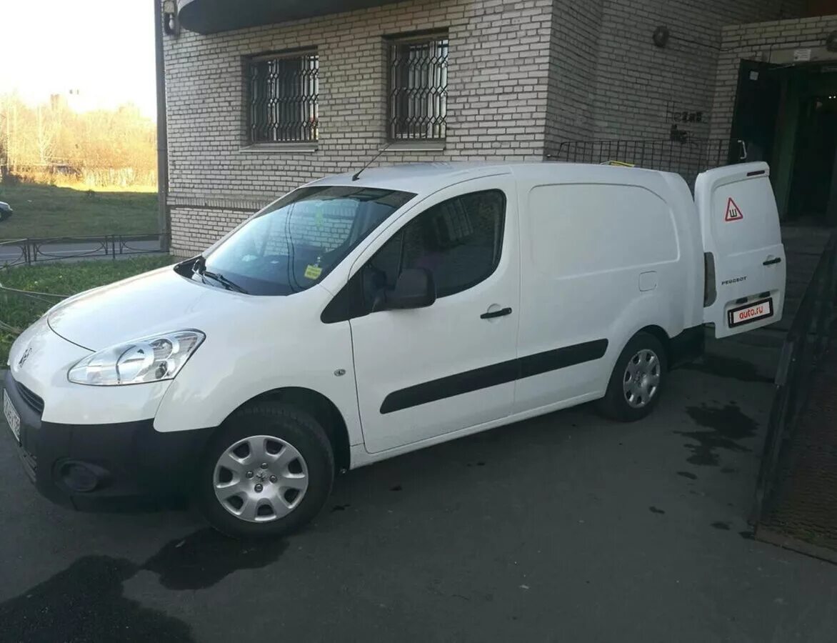 пежо партнер белый с черной крышей. тойота партнер. партнер бел. Peugeot partner 2012. пежо партнер белый.