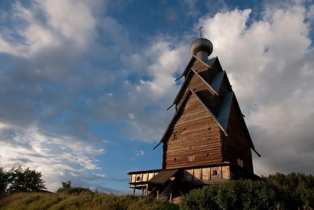 Wooden church. Деревянные церкви Руси Варшавский. Деревянные церкви Руси перекошены древние стены. Деревянная Церковь Харальда Синезубого. Старая деревянная часовня сверху.