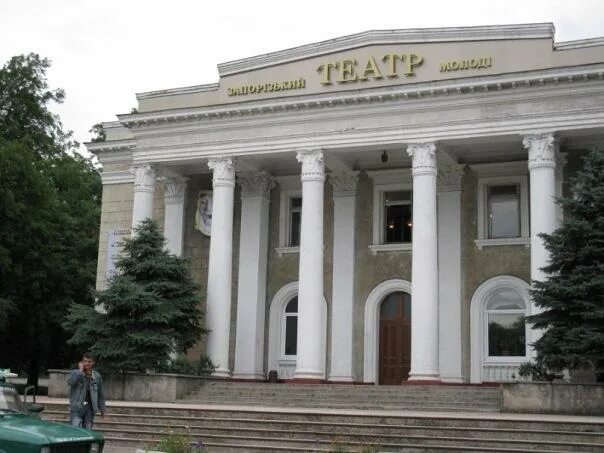 Молодежный театр алтая золотухина. Молодежный муниципальный театр. Молодежный театр фото. Афиша королева красоты спектакль. Ростовский молодежный театр ростов на дону.