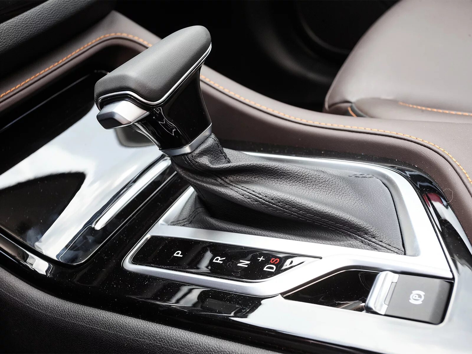 Changan cs35 plus 2021 подогрев сидений как включить. Чанган cs35 плюс салон. Cs35 plus. Подлокотник changan cs35. Changan cs35 plus коробка передач.