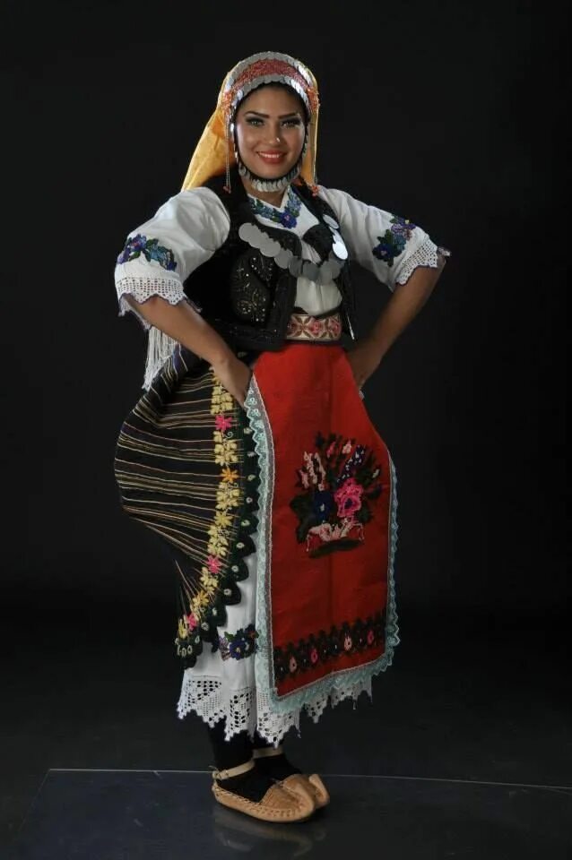 Молдаван женщина. Национальный костюм Молдавии. Молдавский национальный костюм. Молдавский народный костюм. Молдавский национальный костюм женский.