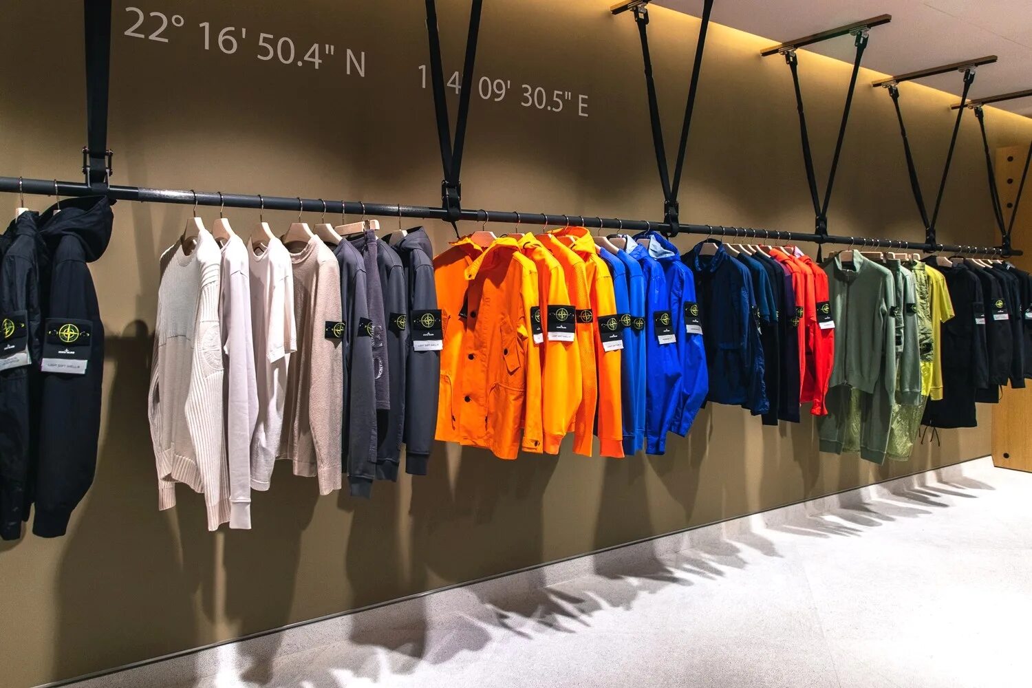 Stone island dubai. Бутика стон айленд. магазин стон исланд. шмотки стон айленд. длт stone island.