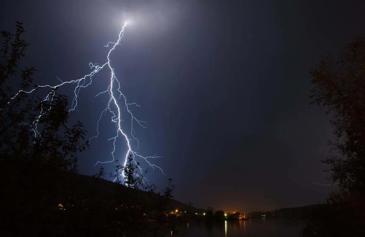 Ночью была сильная гроза. Ночная гроза. Гроза над лесом. Гроза фото. Гроза ночью.