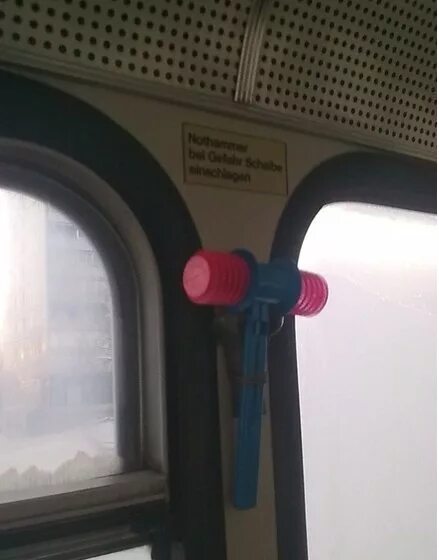 молоток аварийный для автобусов. молоточек в маршрутке. табличка при аварии разбить стекло молотком. молоток в автобусе. молоток для разбития стекла в автобусе.