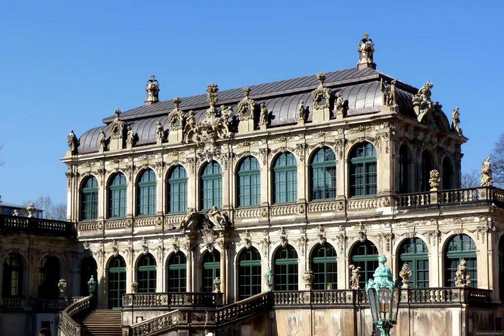 Цвингер в дрездене. Барокко в 18 веке в европе. Стиль барокко в архитектуре италии 17в. Барокко в 18 веке в европе. Дворцовый ансамбль цвингер в дрездене.