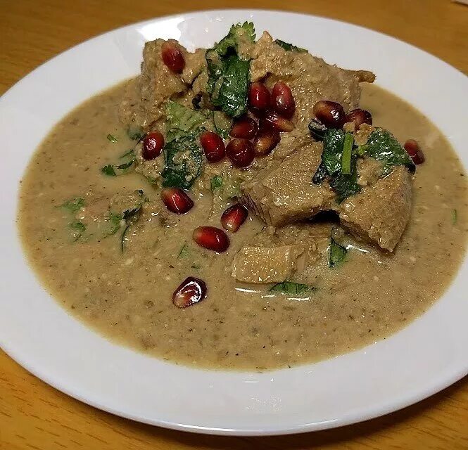 сациви с грецкими орехами. грузинская кухня сациви. грузинская кухня сациви. сациви из курицы. сациви из курицы с грецкими орехами.