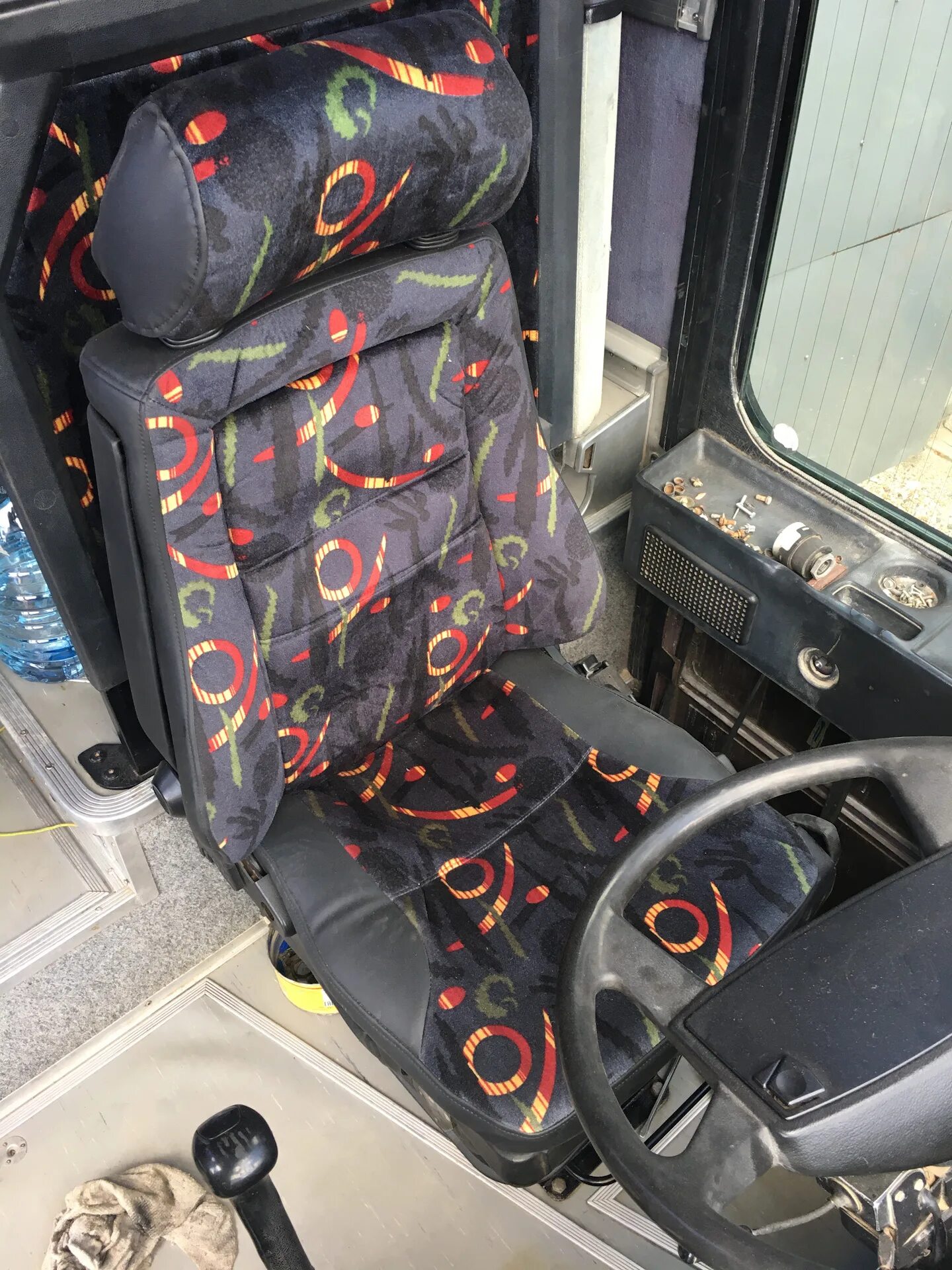 Как поднять кресло в автобусе