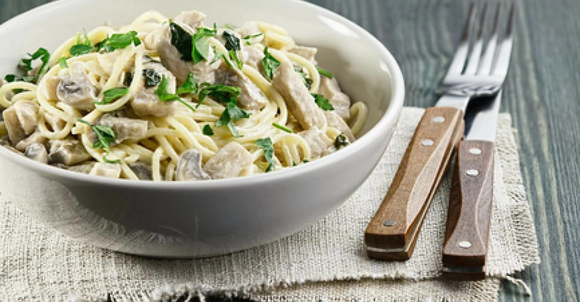 Паста с шампиньонами в сливочном с курицей. Паста с шампиньонами в сливочном соусе. Спагетти с грибами в сливочном соусе. Спагетти с шампиньонами в сливочном соусе. Спагетти с курицей в сливочном соусе.