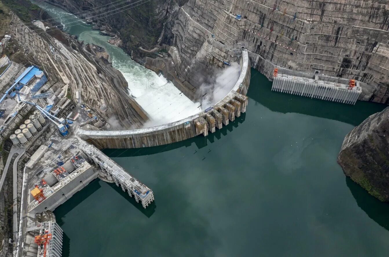 Какая электростанция самая крупная. ГЭС Байхэтань в Китае. ГЭС Цзиньпин-1. Три ущелья ГЭС Янцзы. Плотина ГЭС Цзиньпин–1.