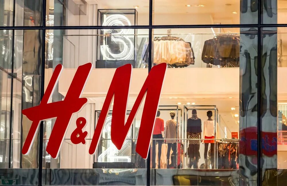 H m t. H&M. H M магазин. Логотип магазина h m. Реклама магазина h m.
