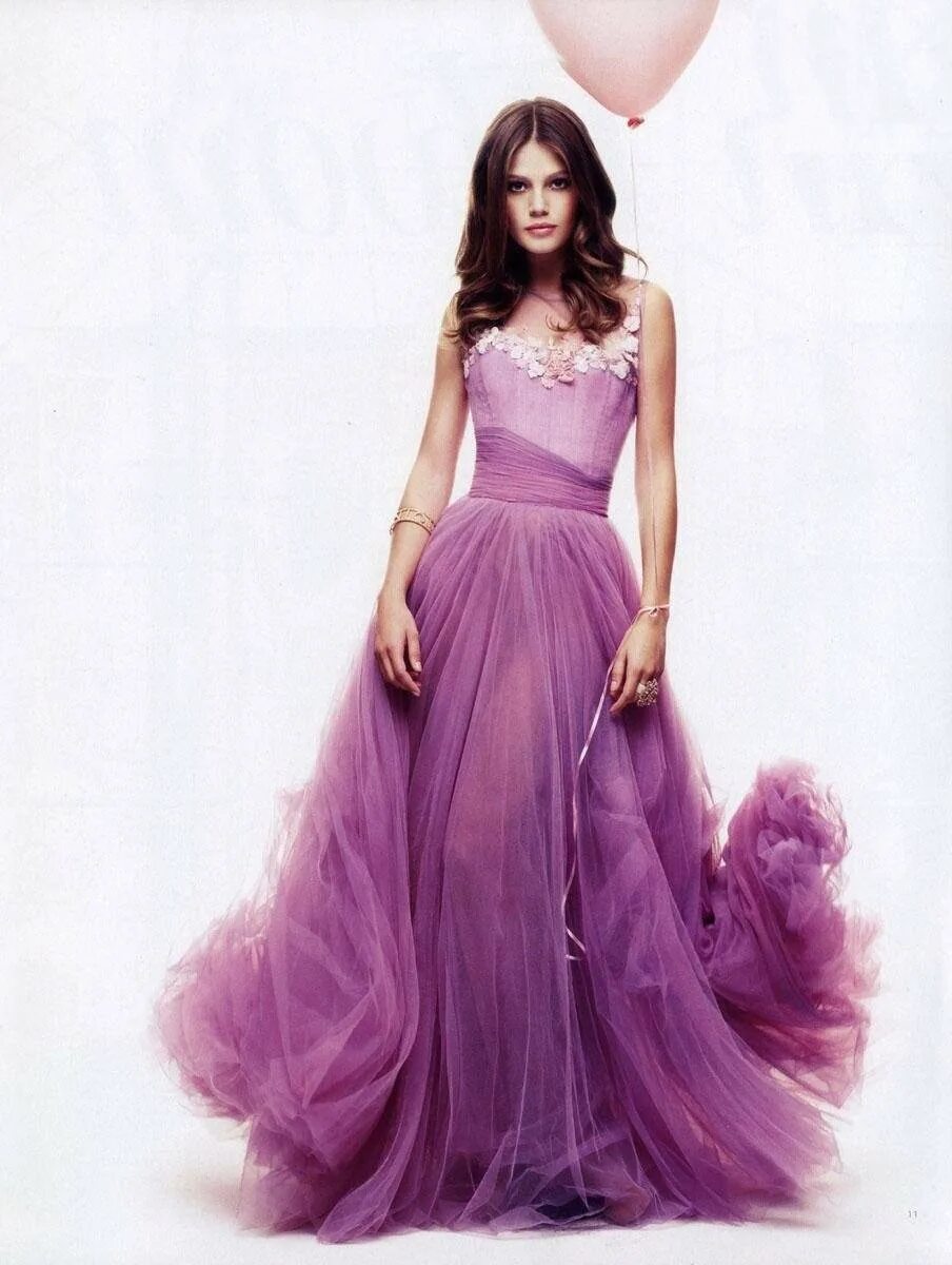 Сонник быть в платье. Платья Тоби Брайт. Платье фиолетовое. Сиреневое платье. Девушка в фиолетовом платье.