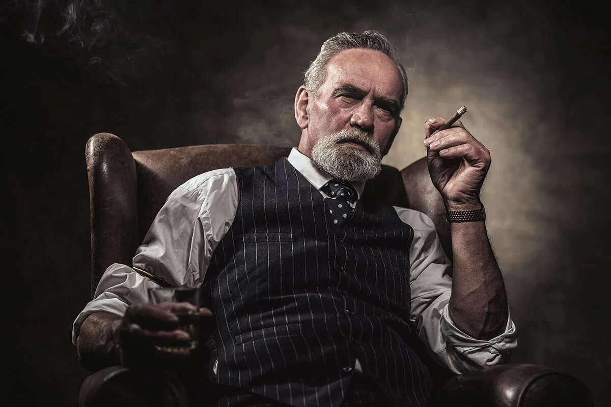 Мужчина чем старше тем богаче. Мужчина в кресле с сигарой. Солидный мужчина в кресле. Мужчина с сигарой и виски. С трубкой мужчина в кресле.