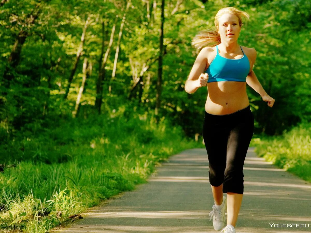 Занятие спортом. Женщина на пробежке. Здоровый образ жизни. Девушка бегает. Что нужно сделать после бега