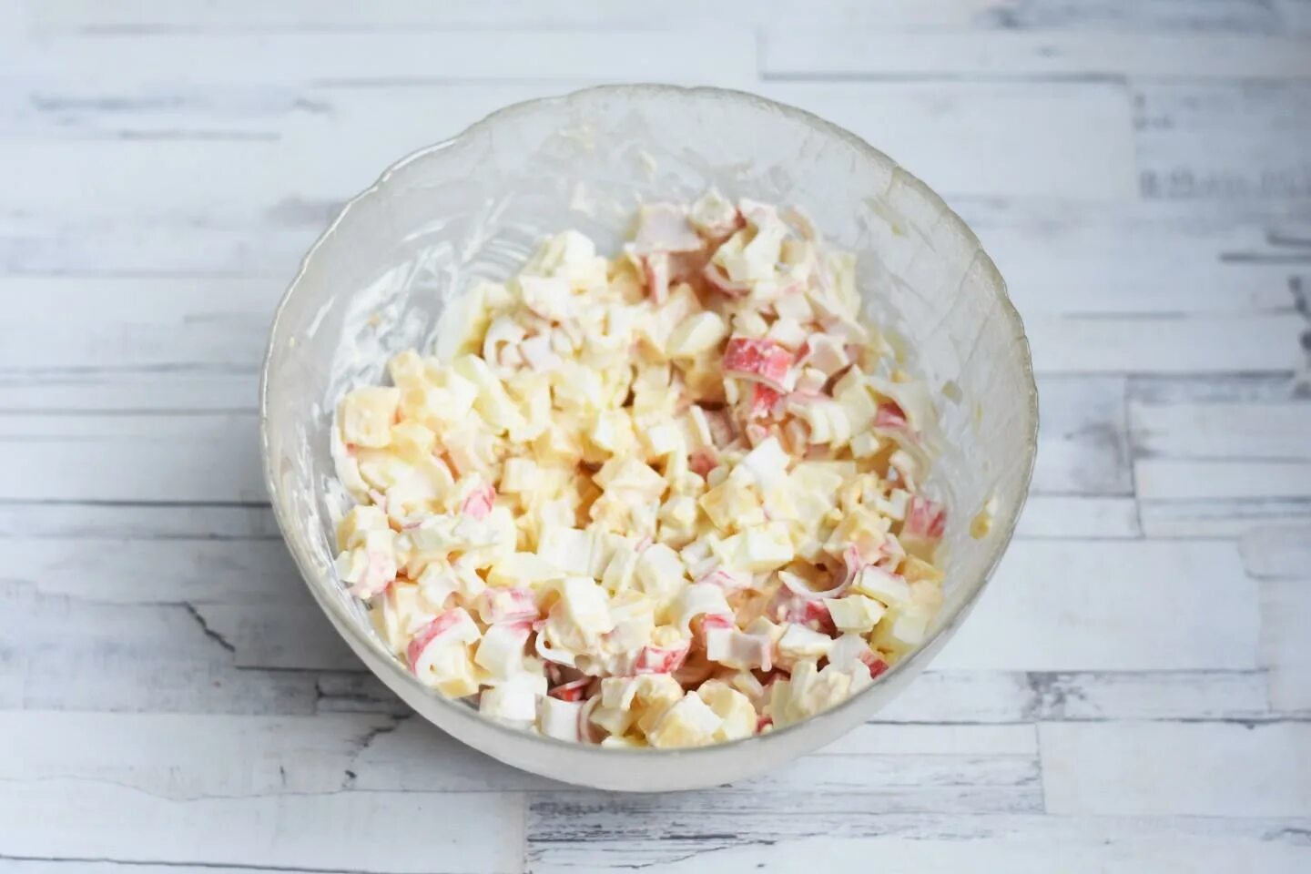 Салат с мивины. Вермишель с яйцом. Салат из роллтона с колбасой. Вкусный салат с крабовыми палочками и плавленным сыром. Салат с роллтоном и крабовыми палочками.