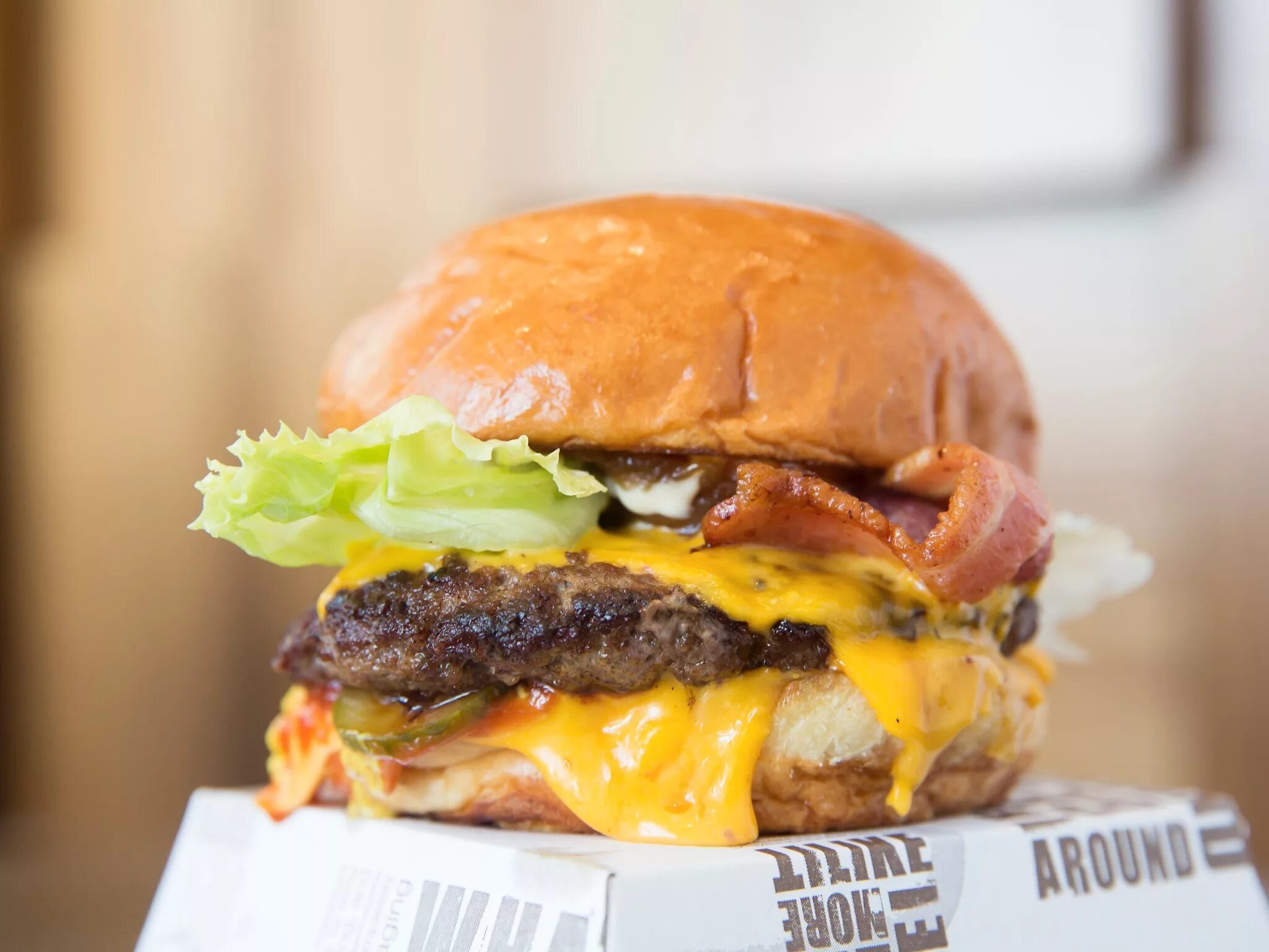 Гамбургер 4. Бургер с сыром много. Бургер бежит. Бургер с печеным перцем макдональдс. Фиджи бургер.