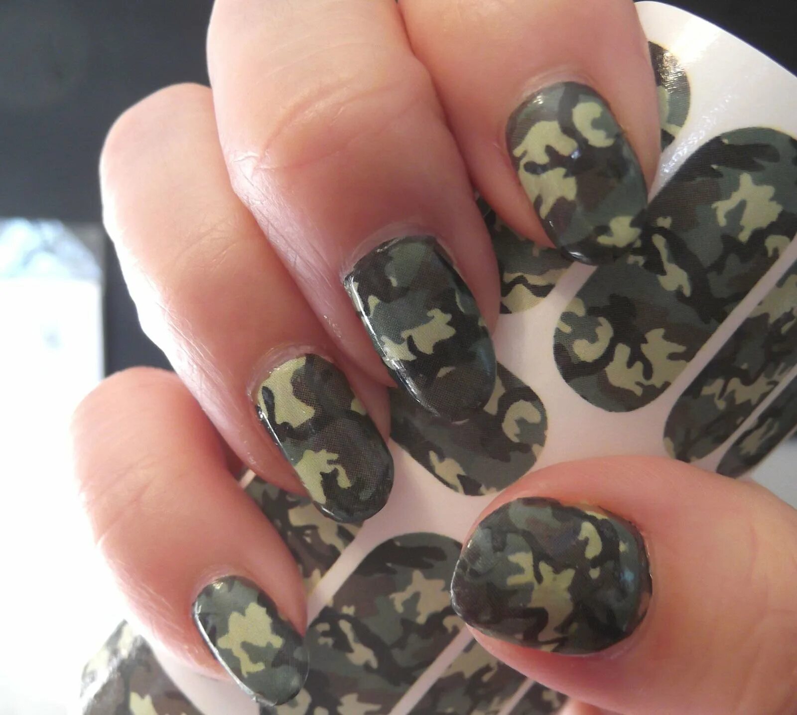 Ногти камуфляж. Маникюр в стиле хаки. Маникюр камуфляж. Маникюр в стиле камуфляж. Короткие камуфляжные ногти.