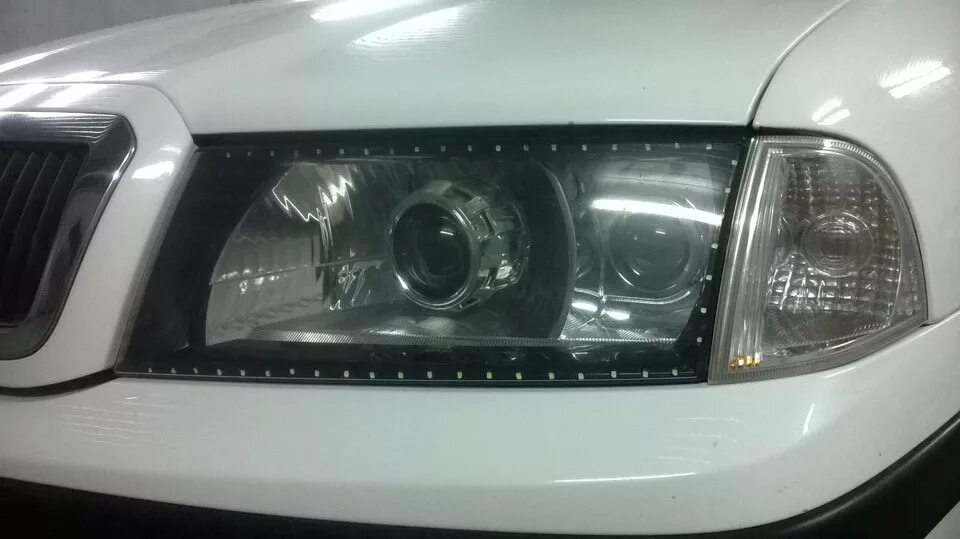 Оптика на шкоду. Тюнинг оптики шкода. Фара skoda octavia a5 fl. Фара skoda octavia a5. Skoda octavia a7 ангельские глазки.