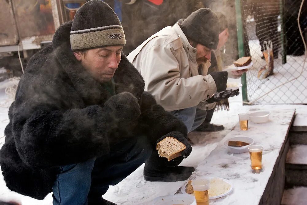 Бомжи проживают. Бомж в ресторане.