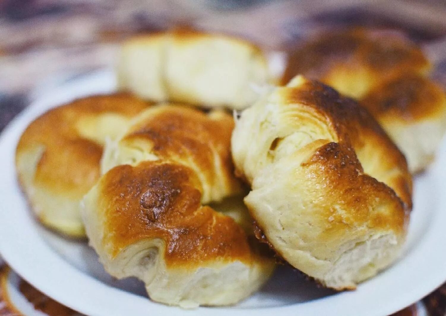 Булочки пышные и мягкие. Булочки на сковороде. Булочки с курагой. Дрожжевые булочки на сковороде. Плюшки на сковороде.