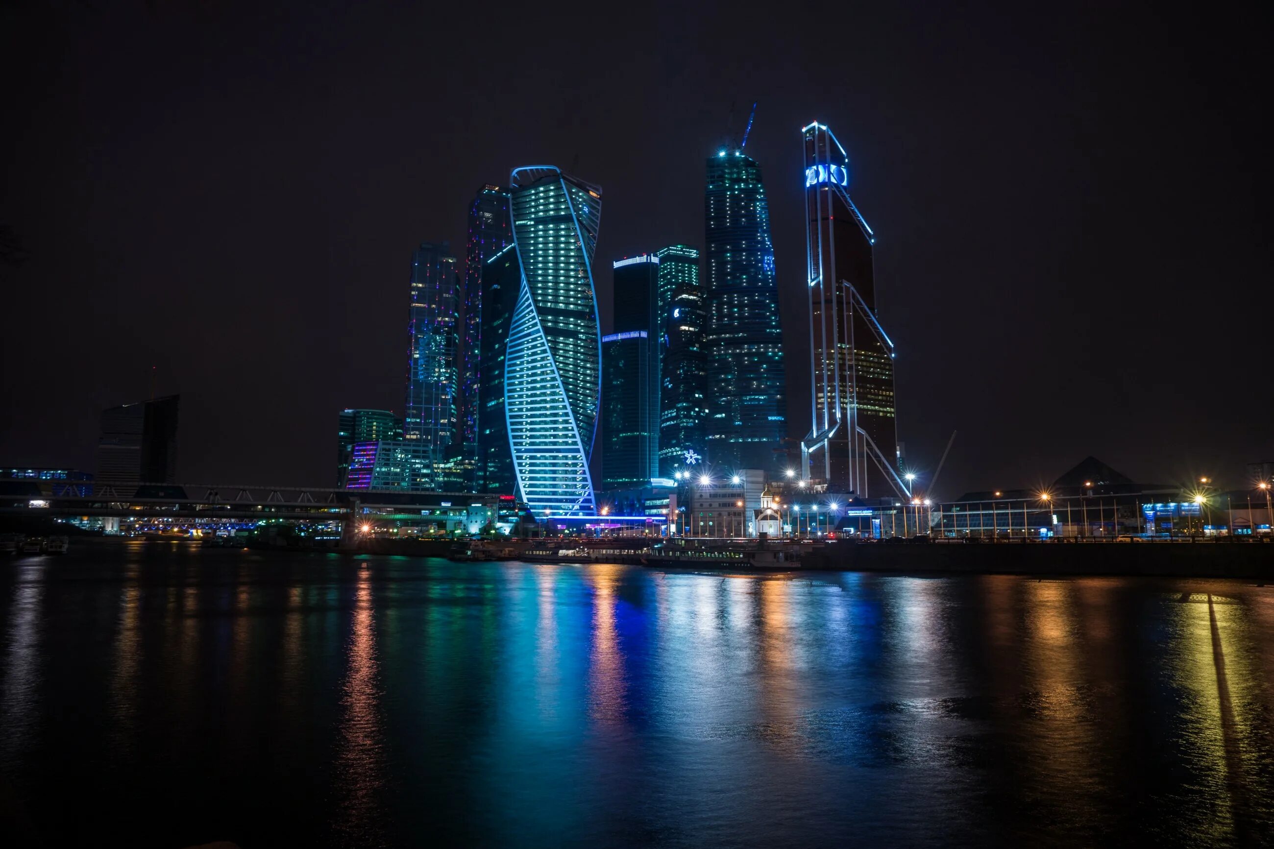 Красивые здания ночью