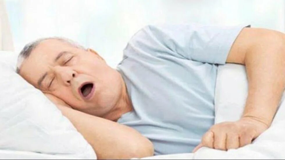 Храпеть во сне. Женщина спит. Спящий человек. Человек храпит. Девушка храпит.