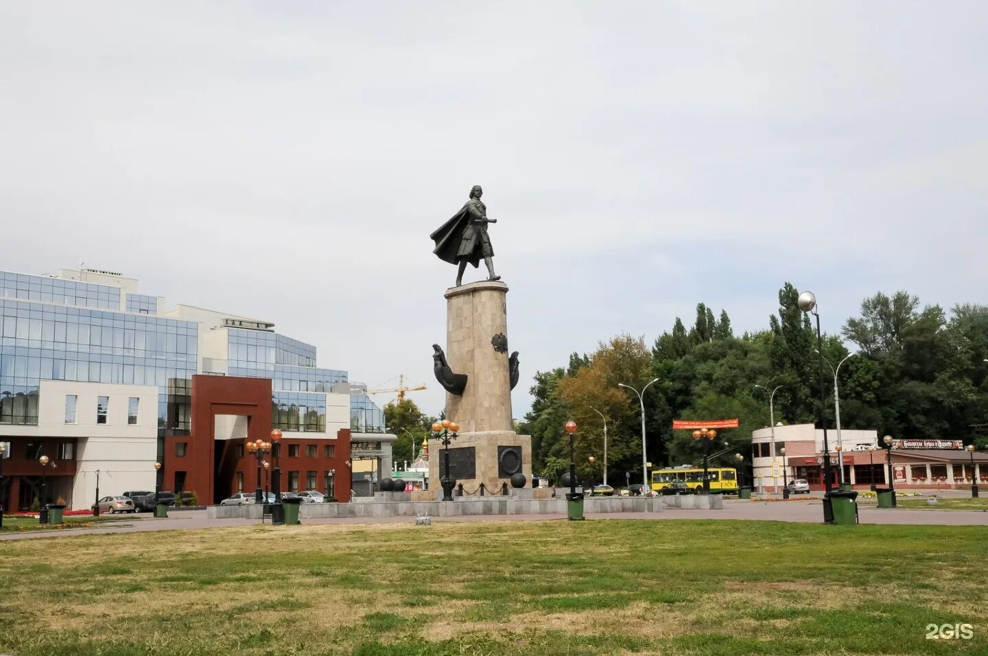 Город липецк знаешь. Памятник Петру в Липецке. Памятник Петру первому в Липецке. Статуя Петра 1 в Липецке. Липецк площадь Петра сейчас.