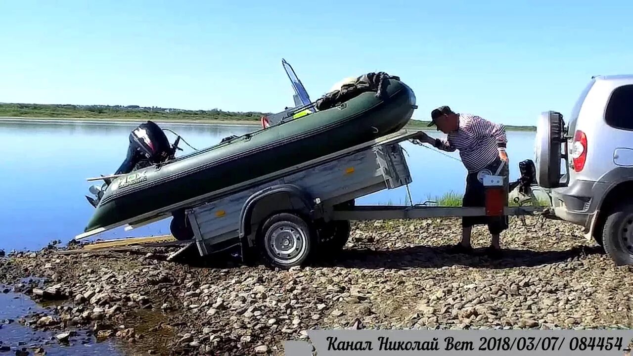 Спуск лодки с прицепа на воду. Прицеп для спуска лодки. Телега для спуска лодки ПВХ на воду. Спуск лодки ПВХ на воду с прицепа.