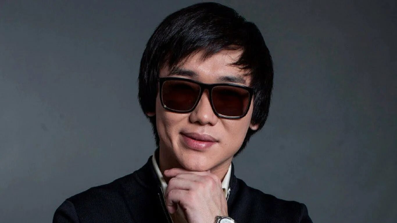 Туган кун. Певец из казахстана кайрат нуртас. Маска кайрата нуртаса. Нұртас туған күн. Кайрат нуртас.