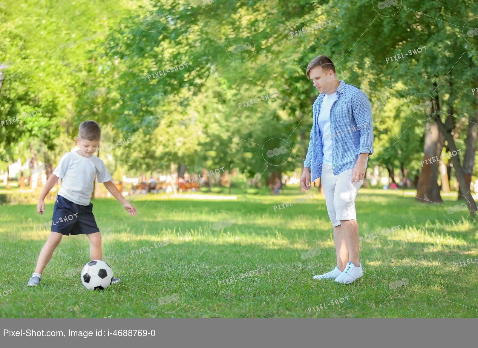Мальчики в парке футбол. Мальчики играют в футбол в парке. Мальчик играет в парке. Дети играют в футбол в парке. Папы играют в футбол