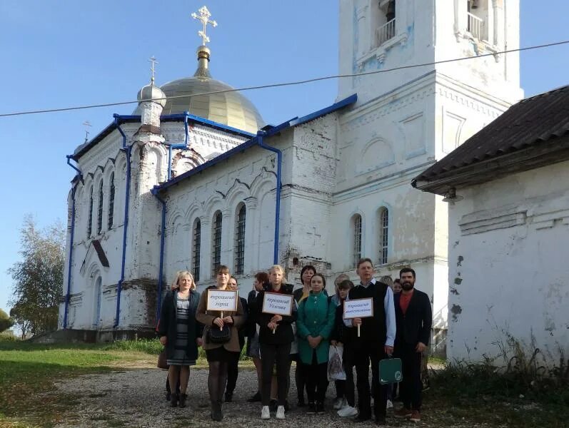 Погода п новгородское. Угловка Новгородская область. Поселок Угловка. Храм в Угловке Новгородской области. Школа поселка Угловка.