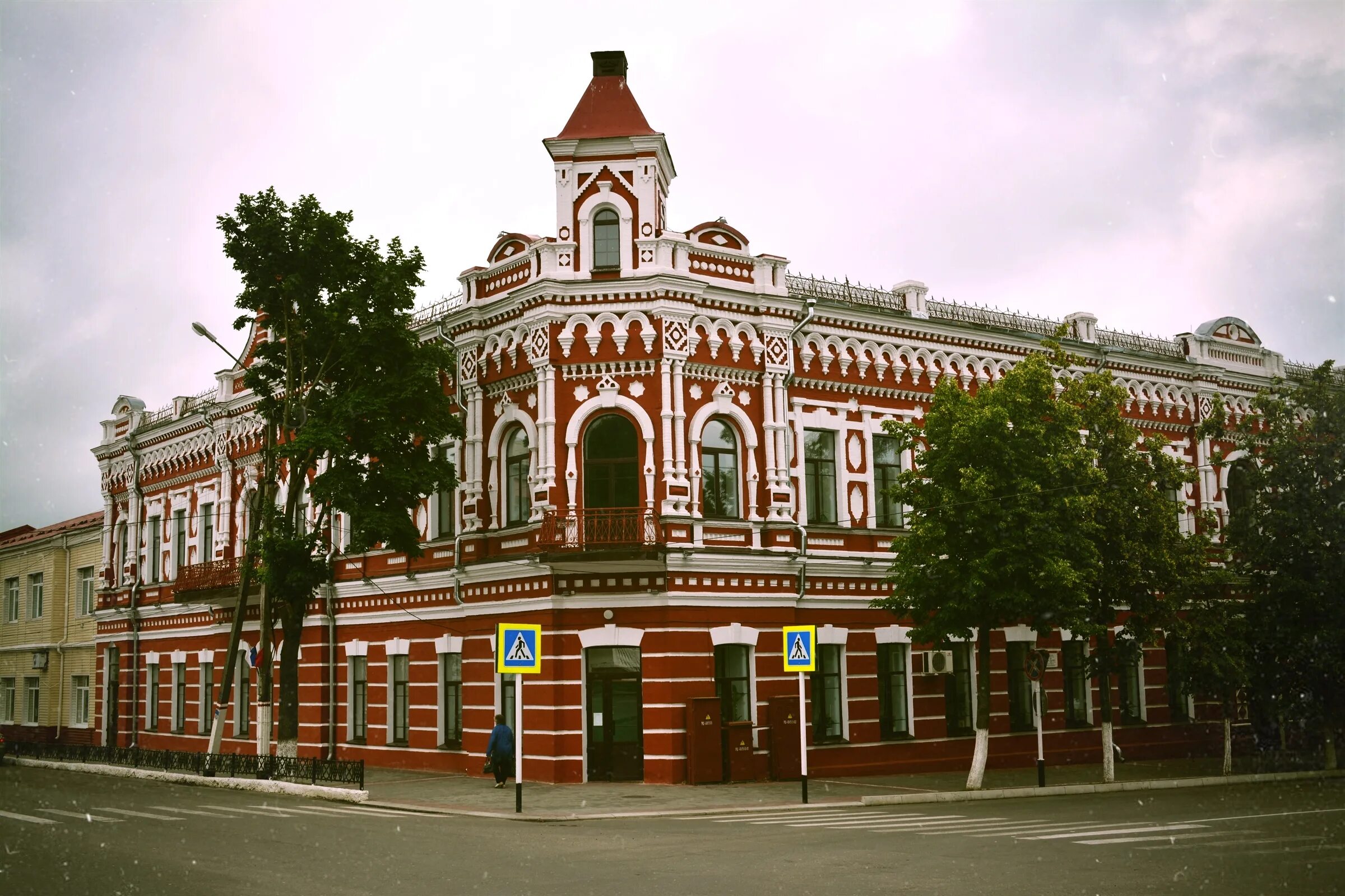 Новозыбков население. Дом купца Певзнера в Новозыбкове. Город Новозыбков Брянской области. Новозыбков центр города. Новозыбков памятники архитектуры.