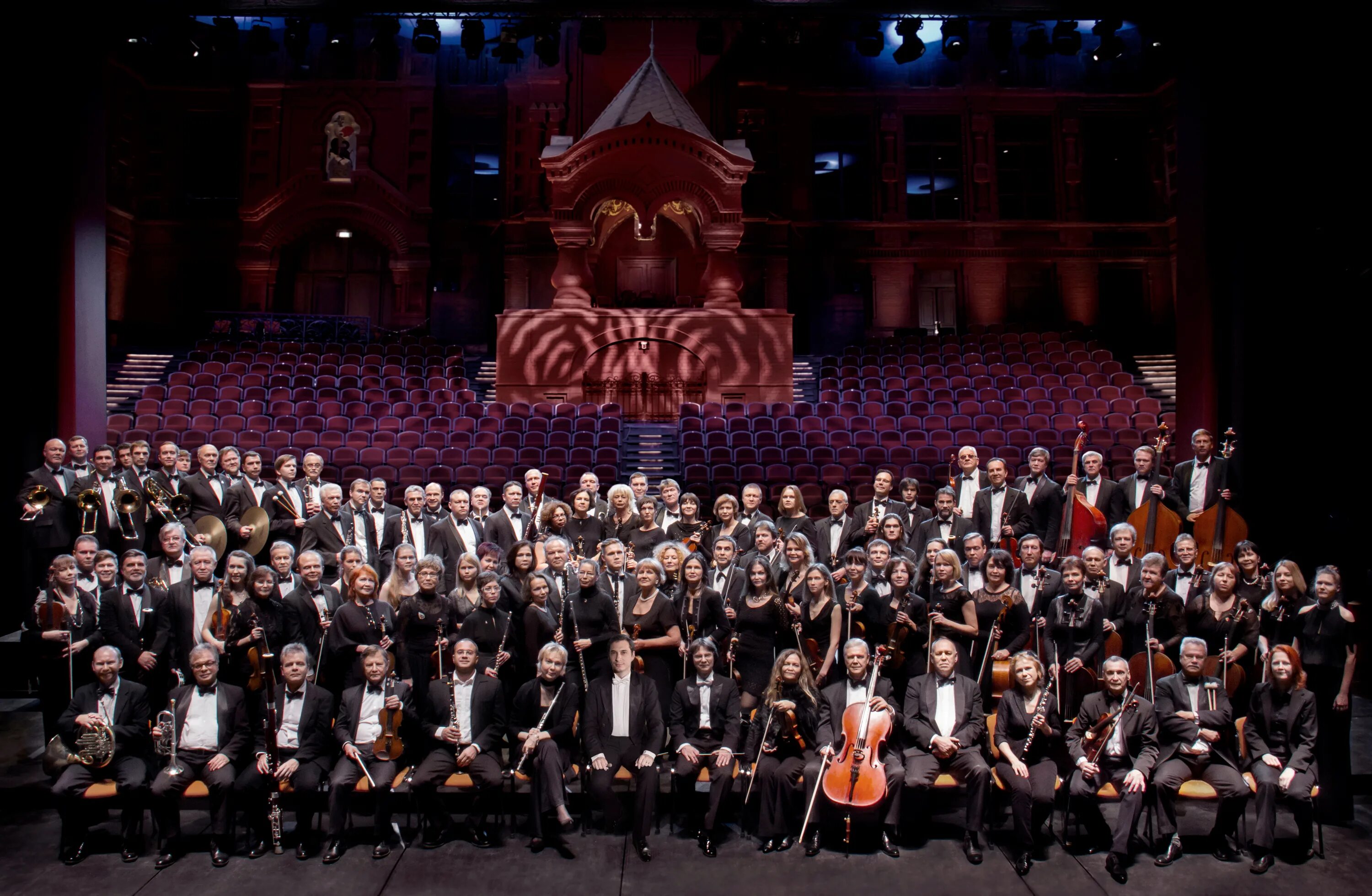 Геликон опера оркестр. Молодежная группа. Геликон опера концерты. Аида геликон опера. Геликон опера сцена.