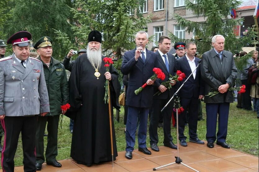 Открытие мемориала в новосибирске. Открытие мемориала в новосибирске. Памятники с травники. Вахта памяти погибшим воинам у памятника. Открытие мемориала в новосибирске.