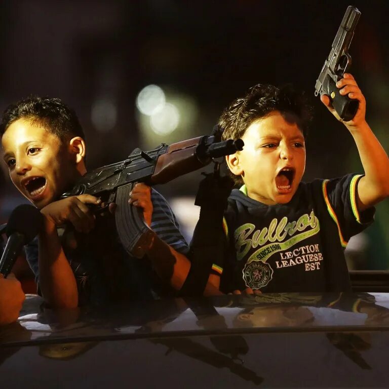 Child with gun. Пистолеты для детей. Toy guns, kid. Ребенок с ружьем. Toys with gun.