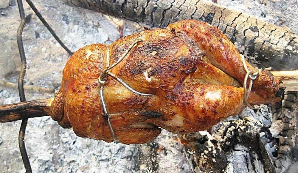 Бедра на костре. Жареная нога индейки. Куриные бедра на костре. Шашлык на костре. Курица на решетке на мангале.