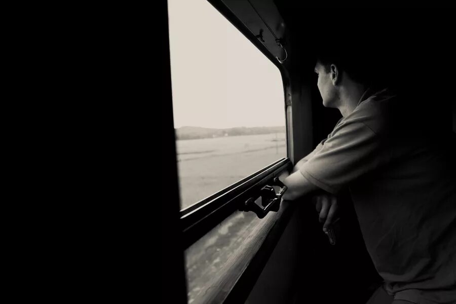 Пассажир сидит у окна