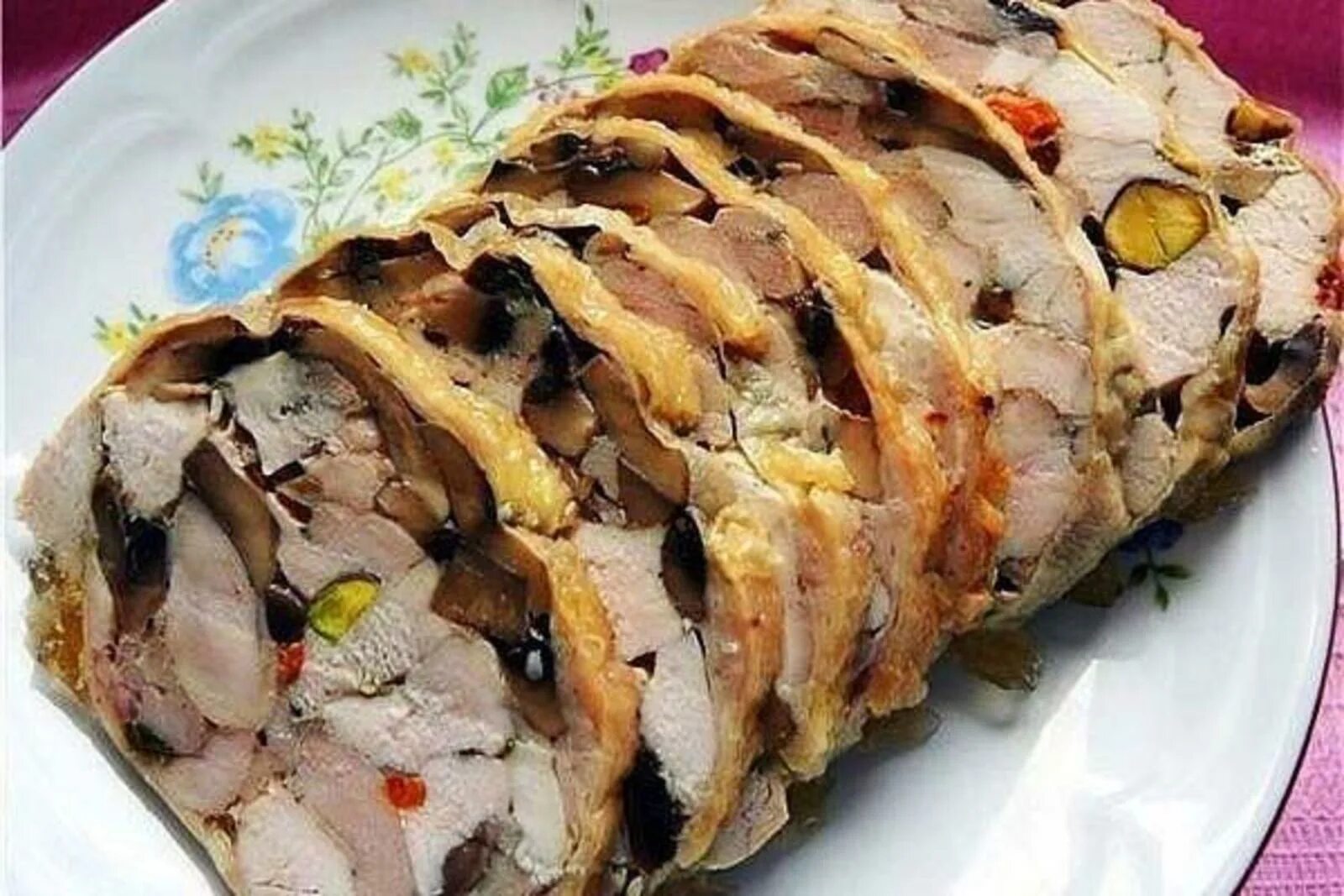 Куриный рулет с фисташками. Рулада. Куриный.рулет. Праздничный мясной рулет. Рулет с курицей и грибами.