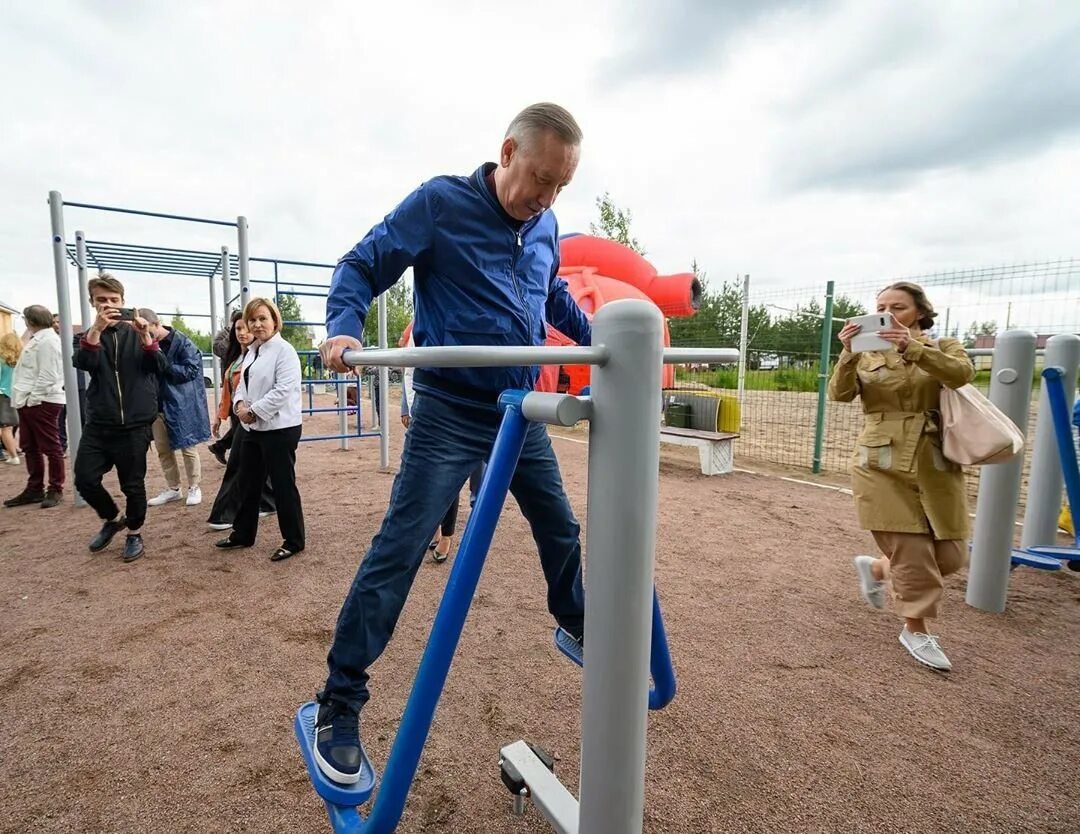 Беглов обнимает зару. Прыжок Беглова.