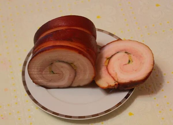 свиные шкурки в луковой шелухе