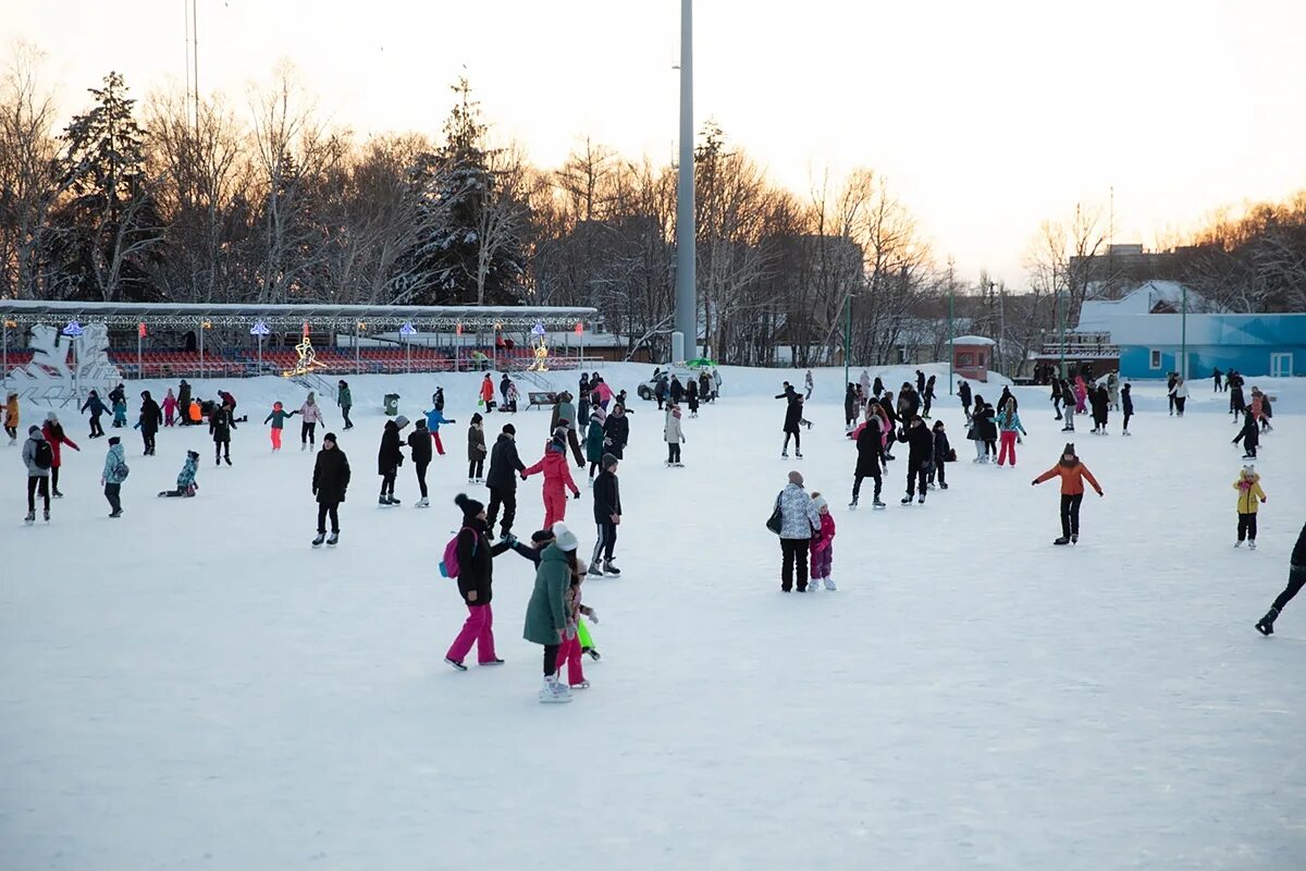 Каток в городском парке. Каток Саларьево. Южно-Сахалинск городской парк Гагарина каток. Каток Южно-Сахалинск в парке. Каток стадион Ураласбест.